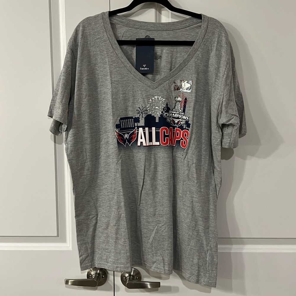 NWT Fanatics Washington Capitals Stanley Cup Champs 2018 All Caps vneck size L